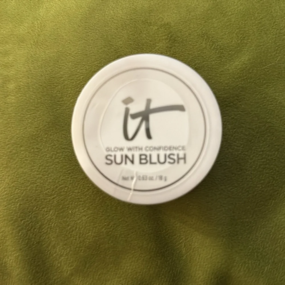 New IT Cosmetics Glow with Confidence Sun Cream Blush‎ with Hyaluronic Acid